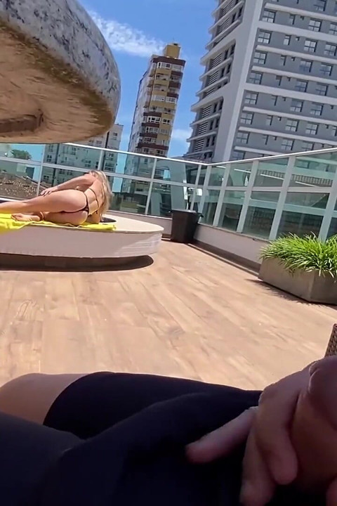 Milf me ayuda a correrme en la piscina