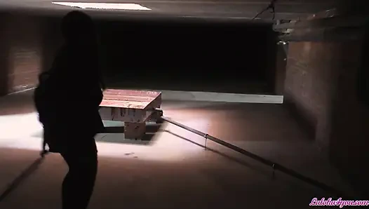 Öğrenci terk edilmiş evde sigara içiyor yabancının yarağını emiyor ve sikişiyor