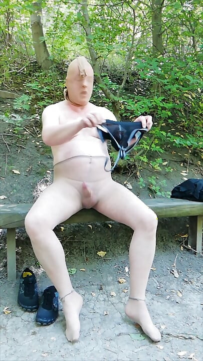 森のベンチでパンスト姿で熱いオナニー