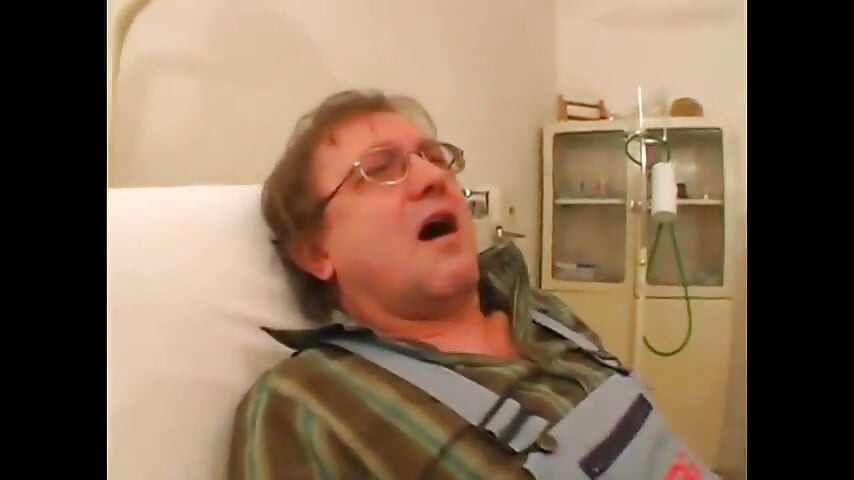 Rączka symuluje uraz, aby pieprzyć się z pielęgniarką