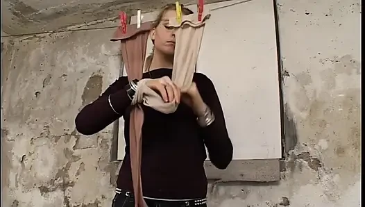 Дикая дрочка и оргазм крошки-блондинки в прачечной