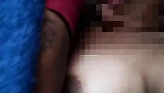 Aku mengisap vaginanya dan membasahi janggutku