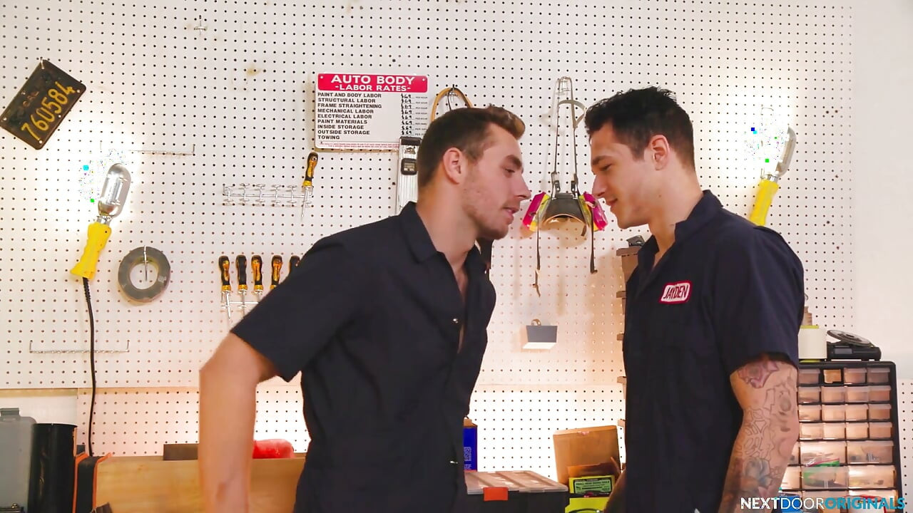 Vrući mehaničar za žestoko od strane frajera Cartera Woodsa - Jayden Marcos - Nextdoorstudios