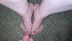 Mini éjaculation sur des orteils peints sexy (éjaculation des pieds)