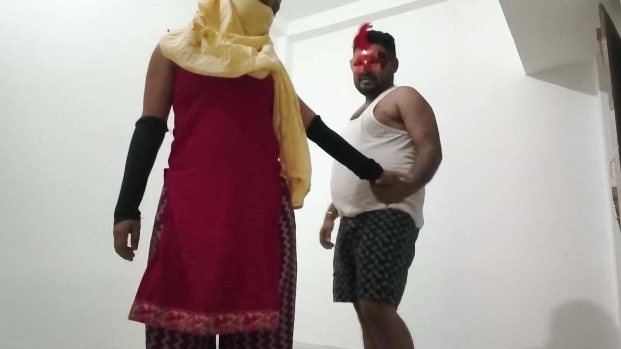 Une bhabhi indienne sexy se fait baiser brutalement en levrette à la maison