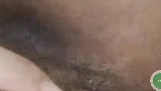 Играю с ее мокрой киской крупным планом