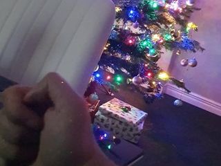 Stiefmoeder bereidt de kerstboom voor op de seks met stiefzoon