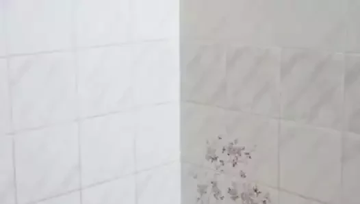 Banyoda hızlı mastürbasyon.