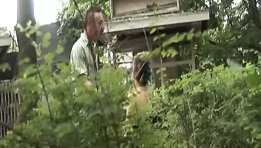 Cette Allemande excitée au cul rond incroyable adore baiser dans les bois