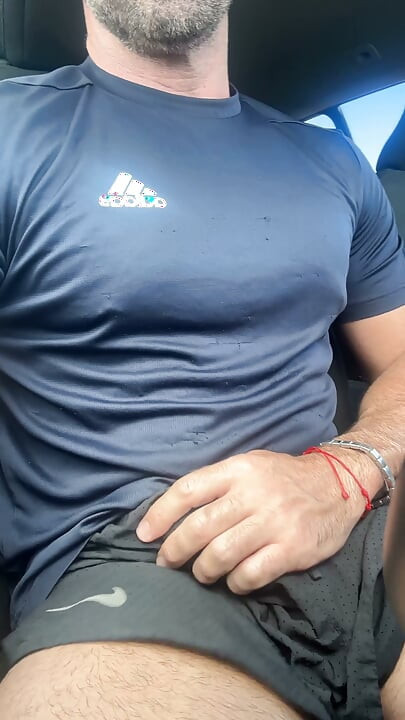 Eu me masturbo dentro do carro