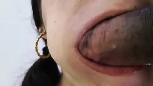 Ich stecke seinen ganzen schwanz in meinen mund und lasse die ganze Milch kommen, um zu schlucken!