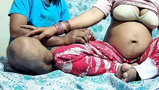 Индийский доктор и медсестра занимается сексом в деревенской домохозяйке