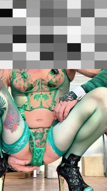 可爱的 femboy 非常性感的丝袜内衣在户外展示他的内裤