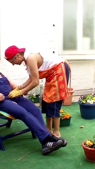 Detik yang tidak dapat dilupakan dari "Nenek Jerman dengan buah dada besar digoda untuk berkongkek di tamannya"