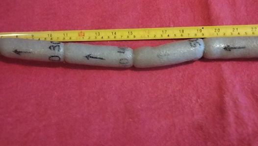 Mon cul sort un long jouet à saucisses d’un diamètre de 32 mm et d’une longueur de 1 mètre