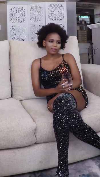 MILF eboni menunggang zakar putih besar jauh dalam sesi casting sudut pandangan pertama | Klip 1