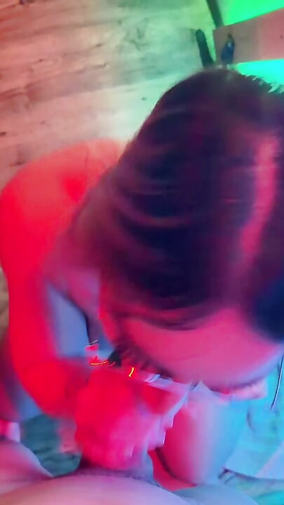 나는 카앙의 BDSM 클럽에서 팬에게 들켰다
