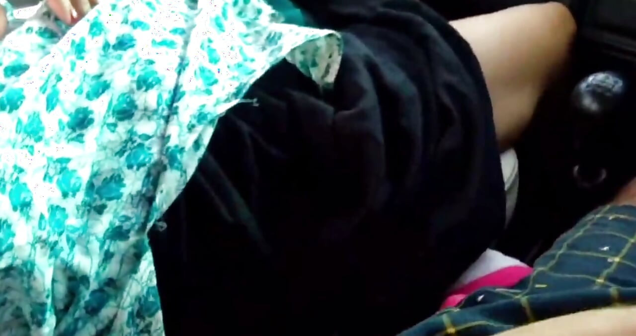 India desi tía enseñando nuestras tetas a nuestro novio al aire libre con el coche y luego corrida dentro del coche