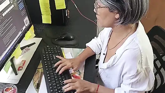 Hari yang menyenangkan di kantor! Cowok ini ngasih aku kontol enak banget!