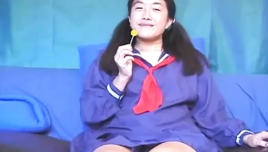 Asiatin zierlich auf dem schwanz in einer college-uniform