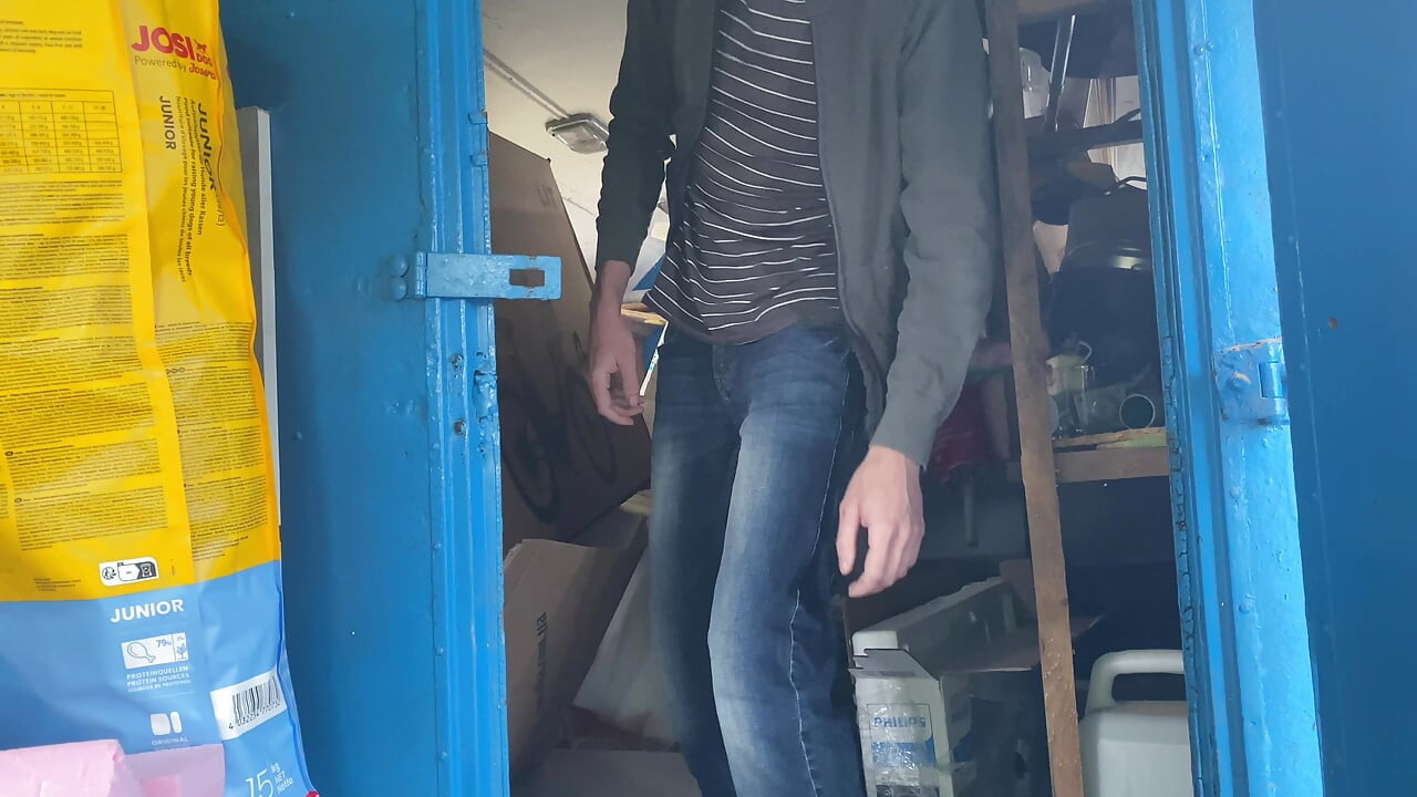Uma funcionária do armazém fodeu a gerente com força nas caixas e a colocou em seu lugar