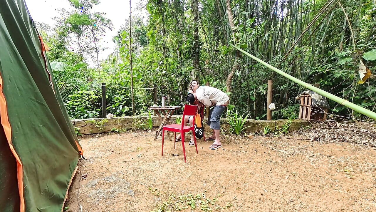 La chica del campamento acordó hacer una mamada y montar duro.