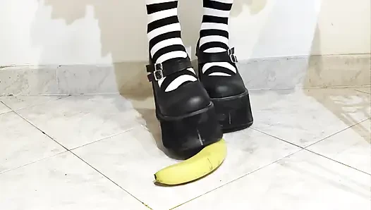 Goth zerquetscht eine banane unter ihren schuhen