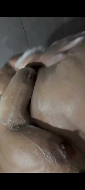 Desnuda en la ducha