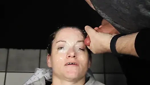 Geri döndü ve yüzü büyük bir sürü fındıkla kaplı