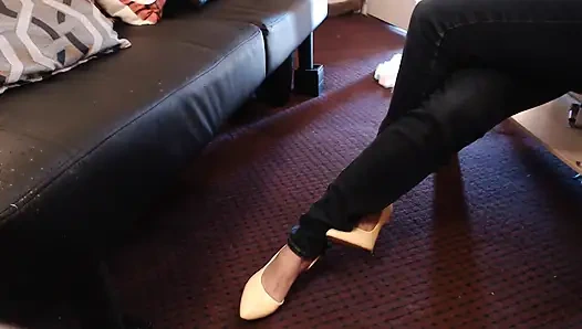 Çifte çapraz sarı pompalar sarkıyor