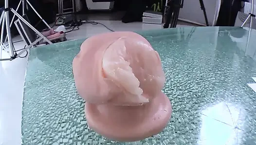 Büyük dildo ve sürtük amına mandalı ile çok ateşli orta yaşlı seksi kadın sert mastürbasyon