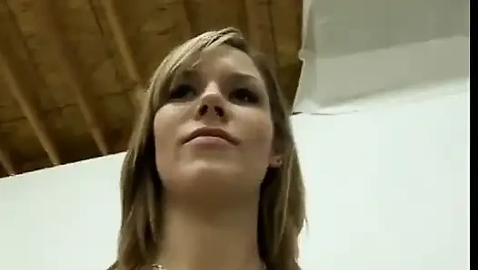 Yarak emen hatun yarak emiyor ve pembe içinde götünü dölliyor