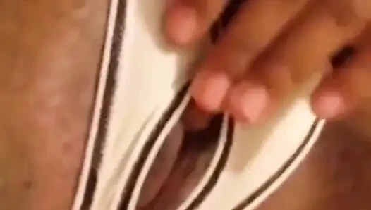 Genç Bakire Mastürbasyon Yapan Kız Onun Boşalmasını İzliyor