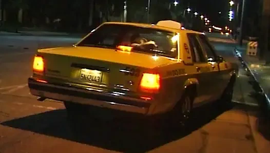 Versaute Taxifahrt: Heiße Blondine im Auto und auf dem Sofa