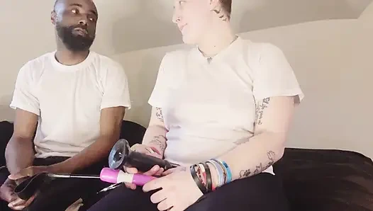 Tomboy kız kardeşlerinin oyuncak koleksiyonunu buluyor ve sikiliyor