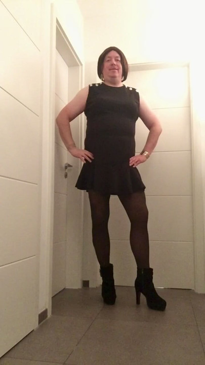 Nicki-Crossdress - black dress and tights