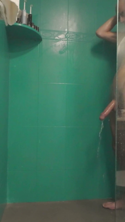 Ich lasse meine stieftochter meinen 9-zoll-schwanz waschen, wenn ich dusche