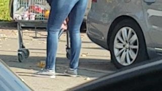 Masturbação em público no estacionamento do supermercado