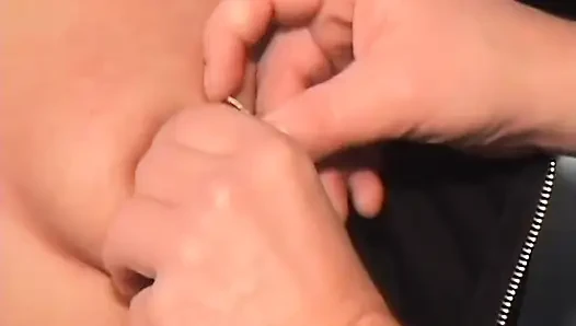 Olgun orta yaşlı seksi kadın kıskaç oyunu için esaret altında