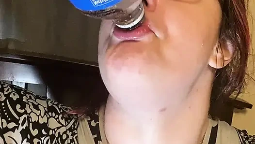 Chugging a cola - sexy fortsetzung mit nahaufnahmen! Viele Geräusche! Zweite episode