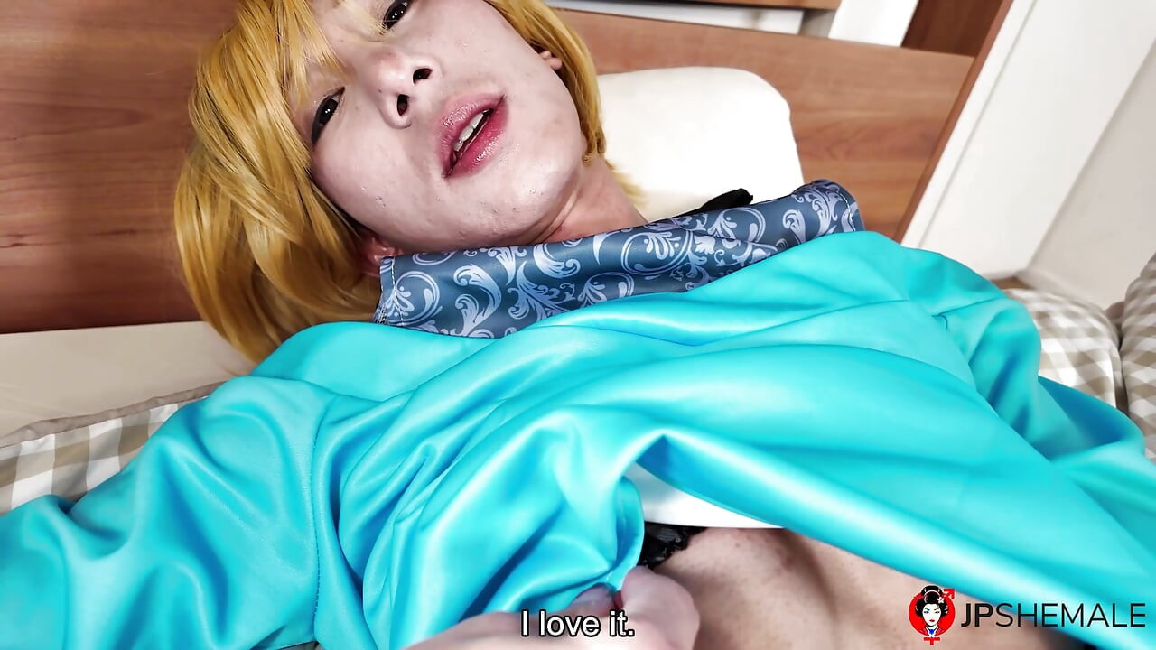 Slanke Japanse shemale Miku Ashida beleeft een anale orgasme.