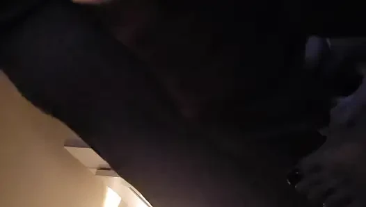Ayak parmaklarını emiyor