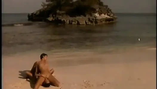 Ебарь с большой елдой жестко трахает двух хорошеньких молодых телочки на пляже