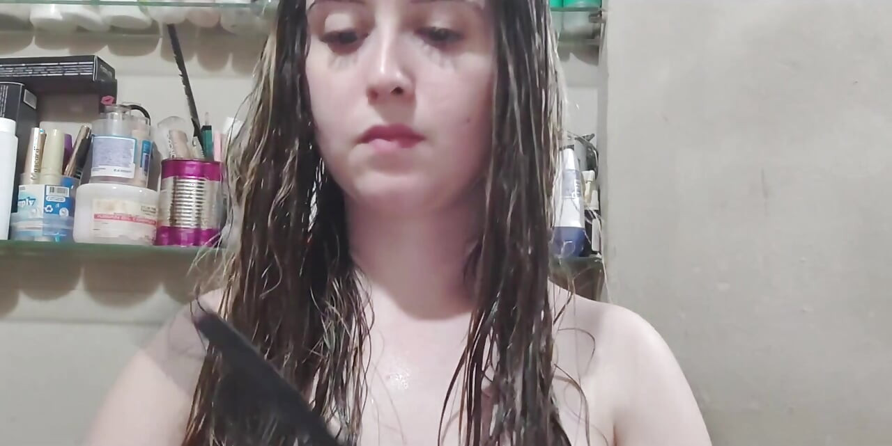 É super irritante escovar com cabelo molhado