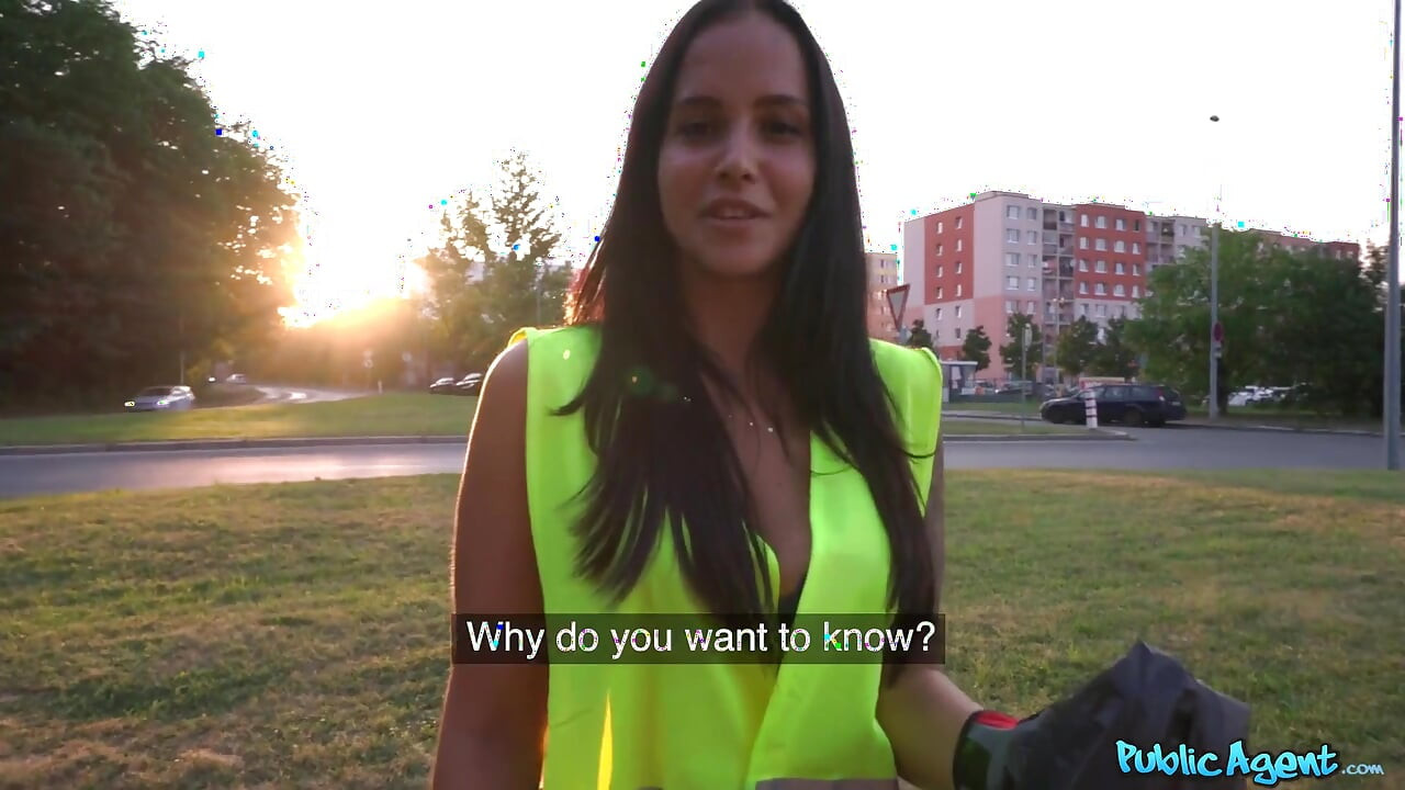 Public Agent - Petite Cutie Picking up Trash, but It Turned Out Jennifer Mendez Stops for a Quicky