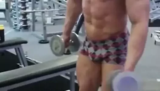 Str8 vücut geliştirmeci çalışma dışarı