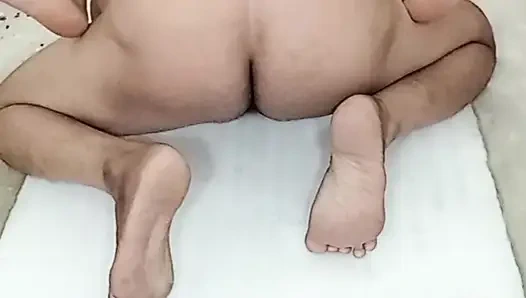 Возбужденная пара дези сосет и трахается, пока они не удовлетворят и коротко кончают на ее живот