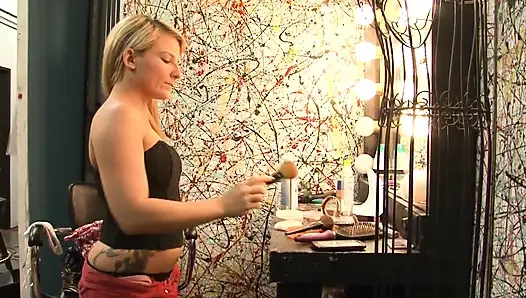 Горячая блондинка наслаждается тем, как вылизывают ступни перед пососанием жесткого члена до камшота