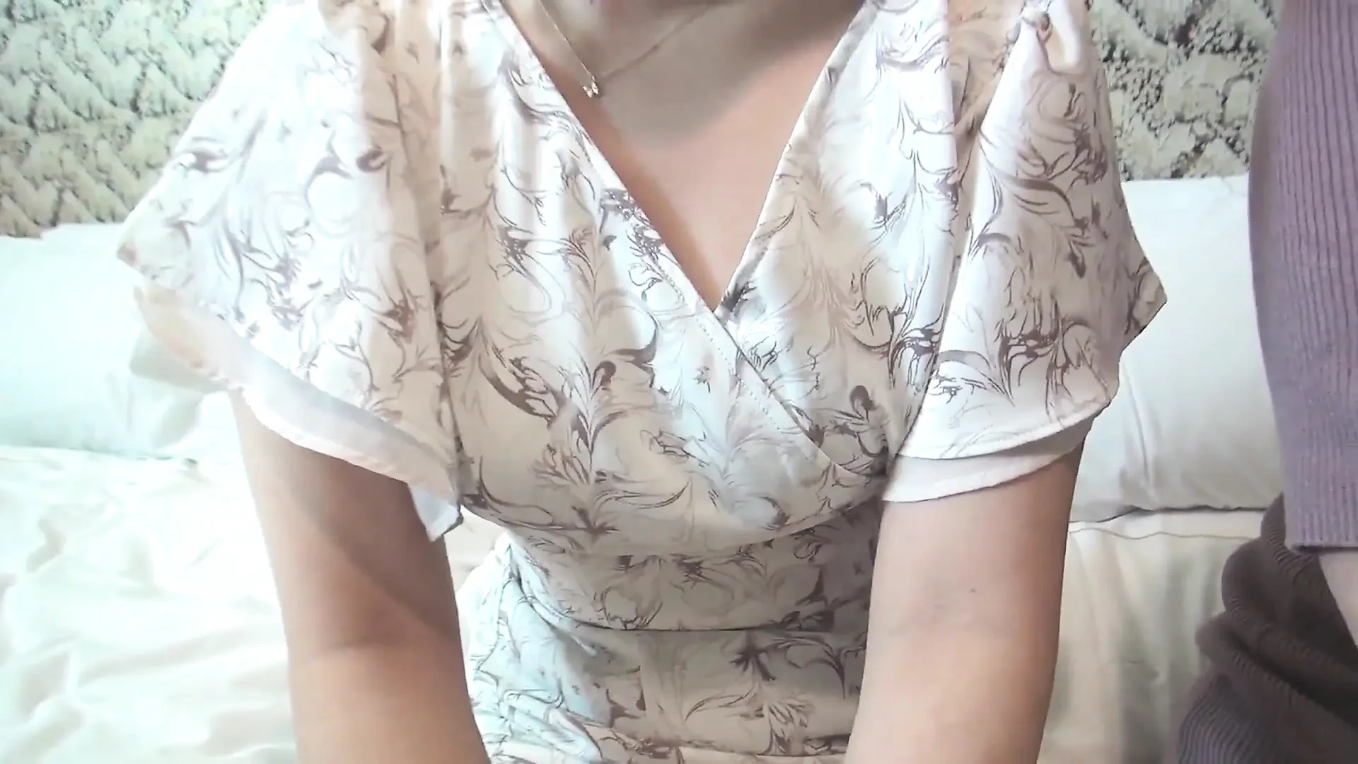 和日本女大学生玩3P色情片