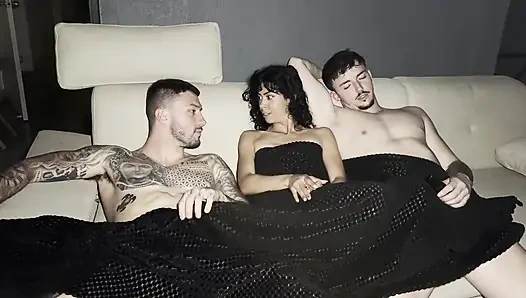 Cindyluna kecil baru saja ditembus oleh pantat dan vaginanya dan meminta kami untuk menidurinya lagi